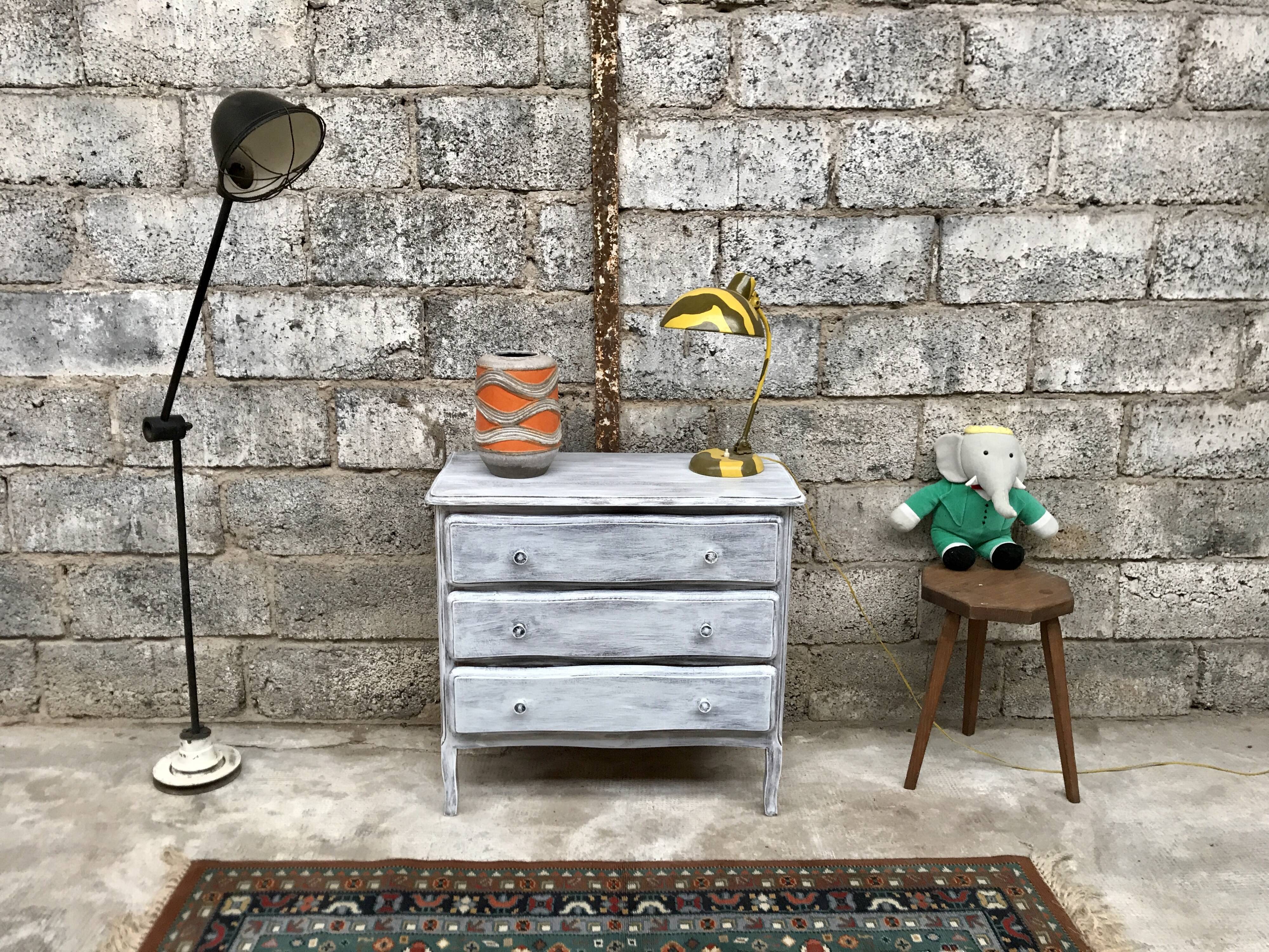 Commode en bois blanche et grise patinée vintage années 70