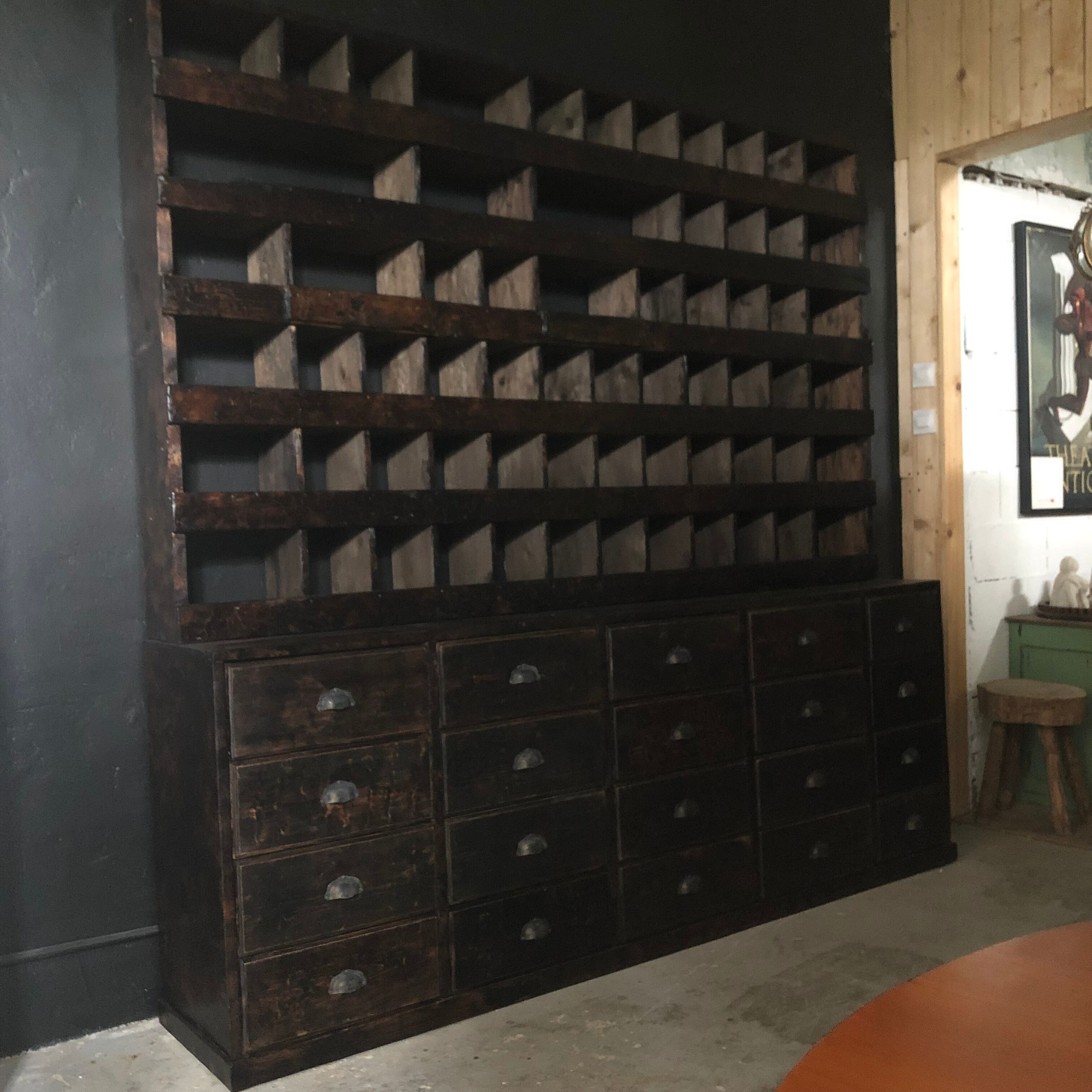 Meuble de métier à tiroirs et casiers