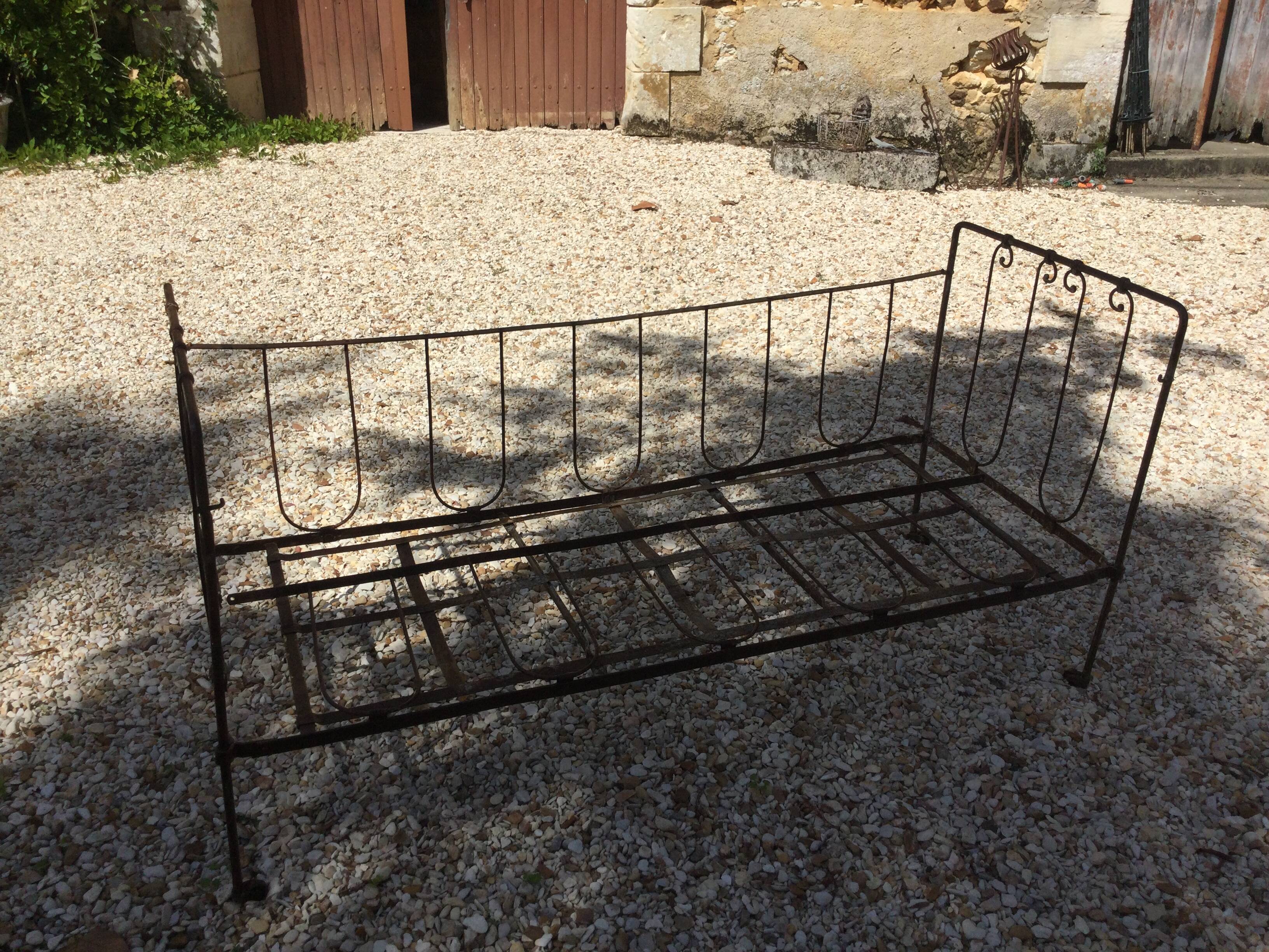 Lit banquette ancien fer forgé avec coussins