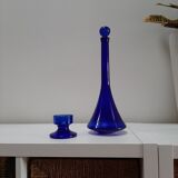 Carafe en verre bleu