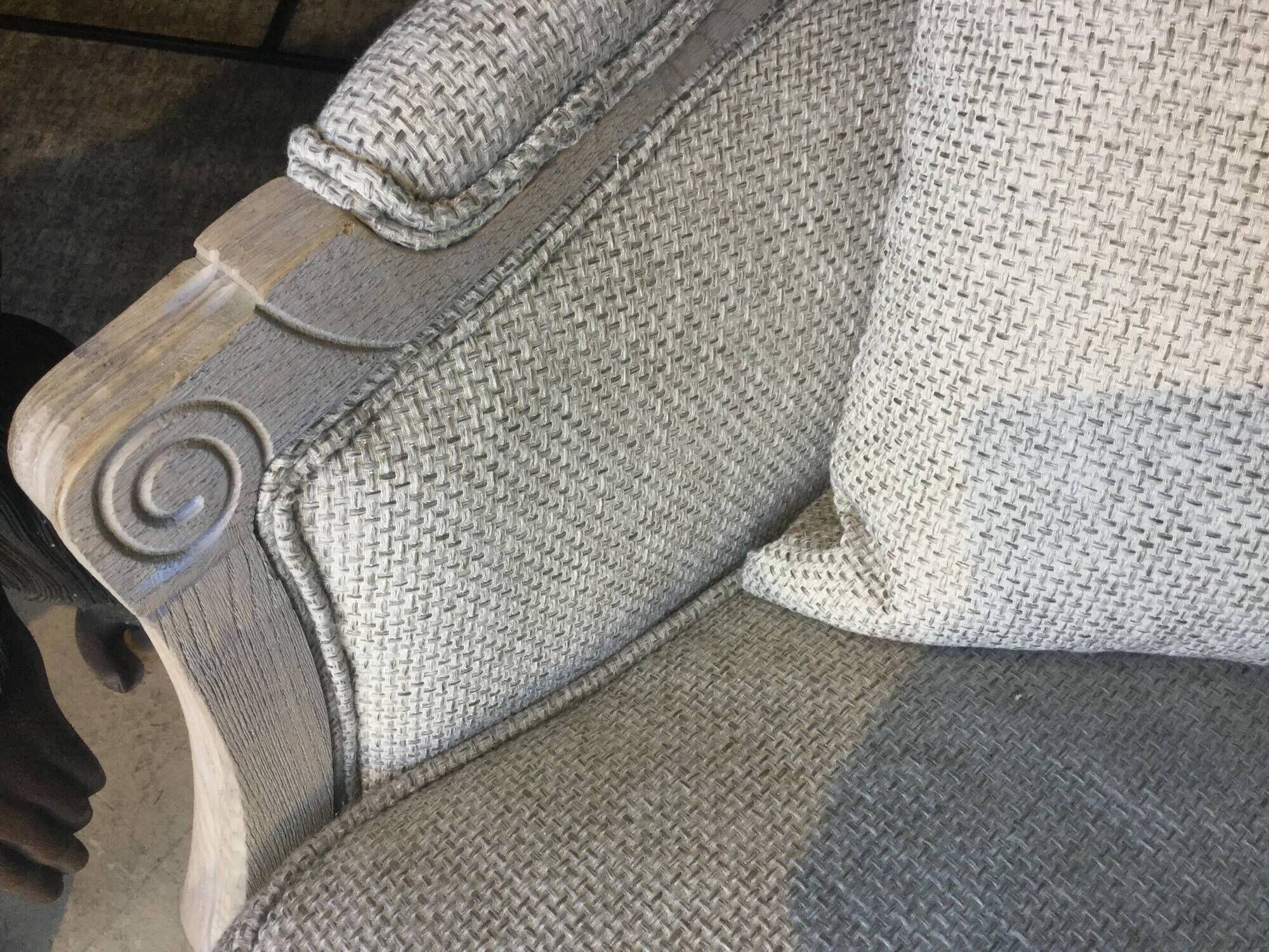 2 high-end Louis XV benches with poufs