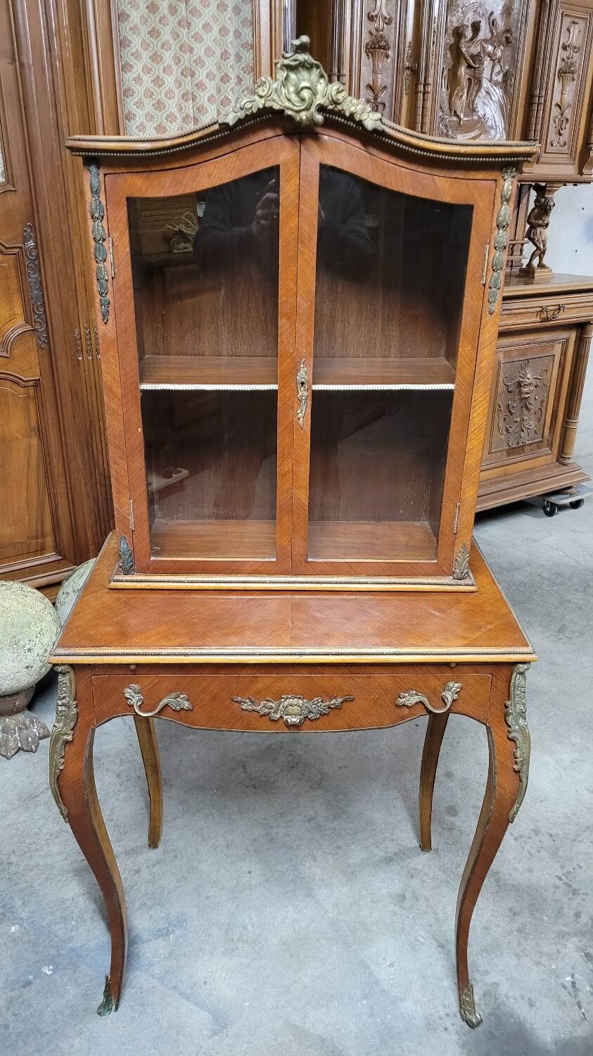 Louis XV bonheur du jour in rosewood marquetry decorated with bronze.