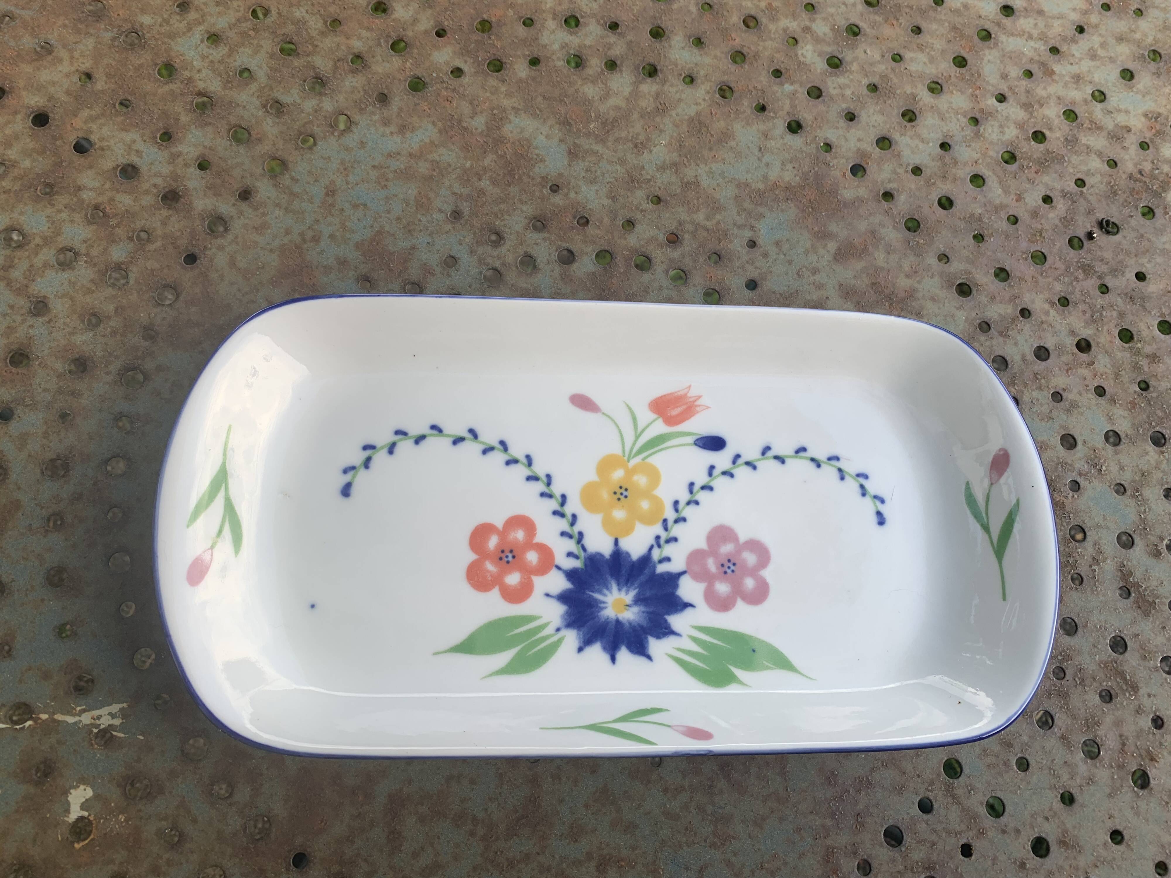 Rectangular cake dish in glazed ceramic, vintage floral pattern