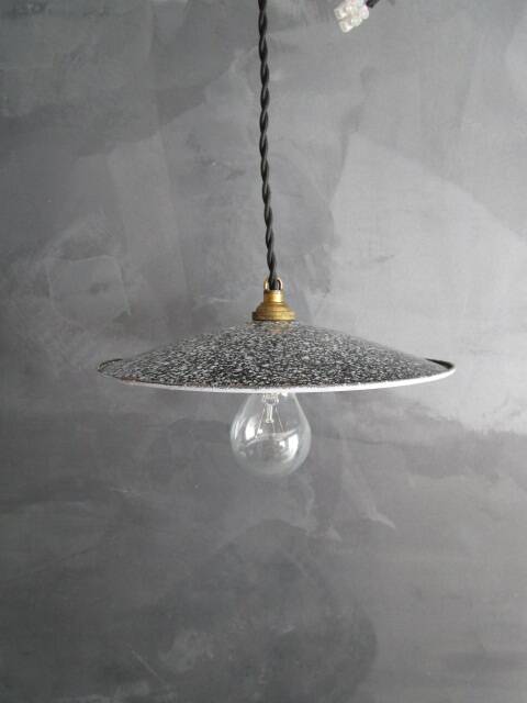 Vintage enamelled metal suspension