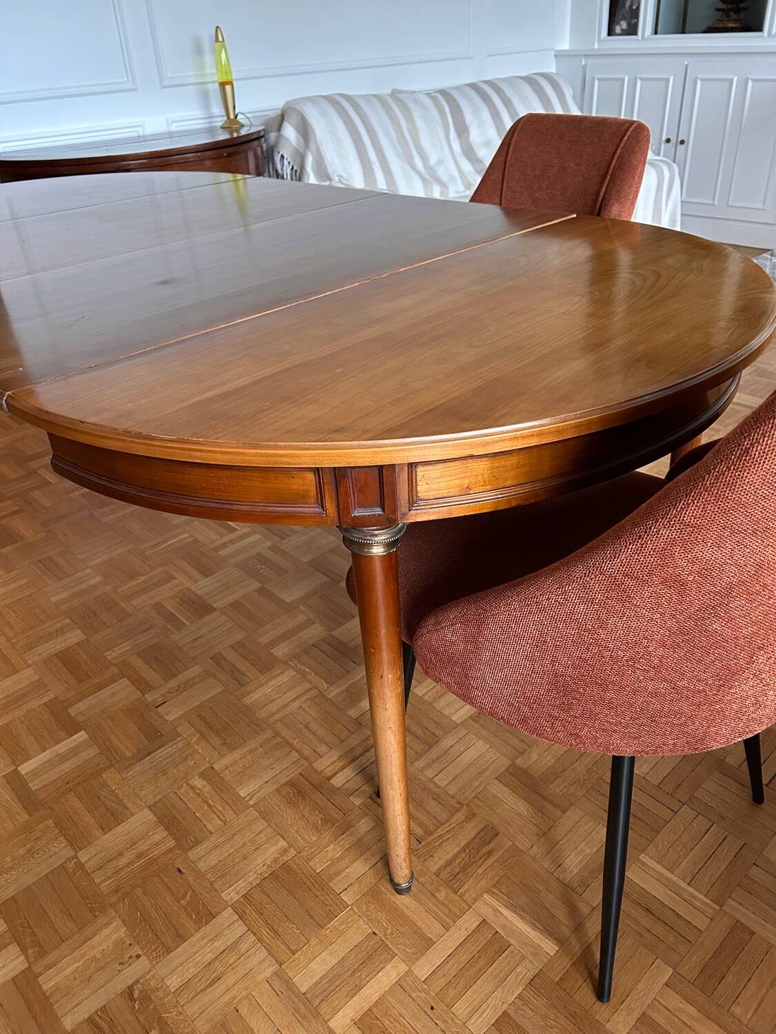 Louis XVI round table in solid wood – extendable to 210 cm – 2 extensions