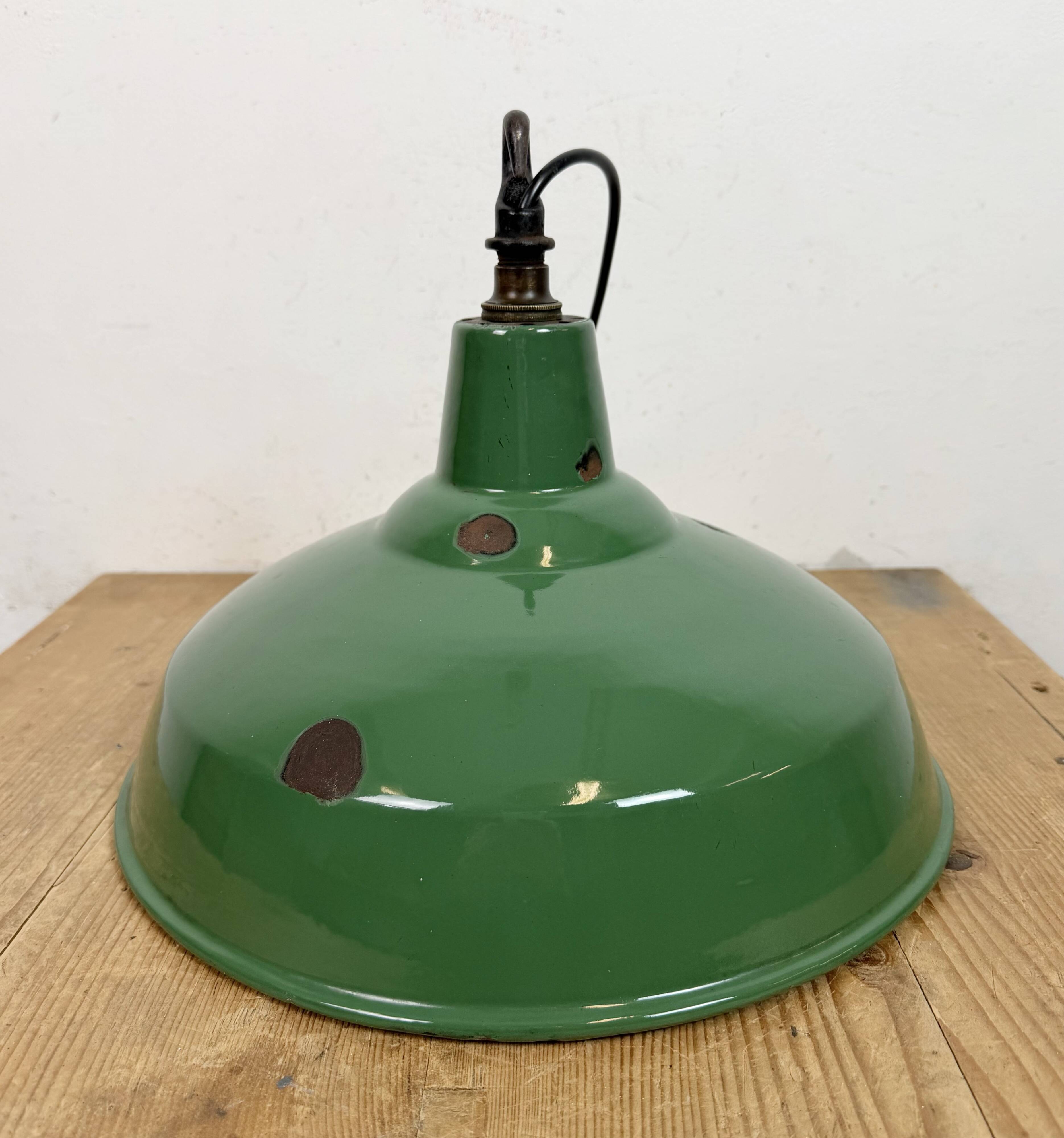 Lampe suspendue en émail vert britannique industriel, années 1960