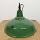Lampe suspendue en émail vert britannique industriel, années 1960