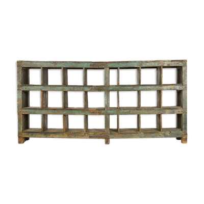 Etagère d’atelier en bois patiné à 24 cases