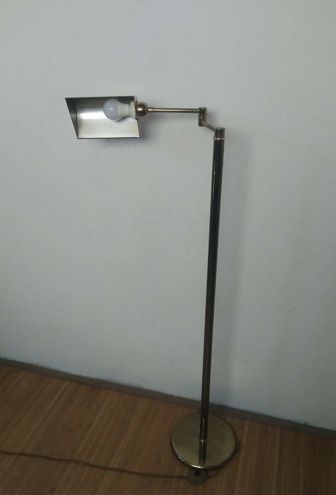 Articulated brass lamppost