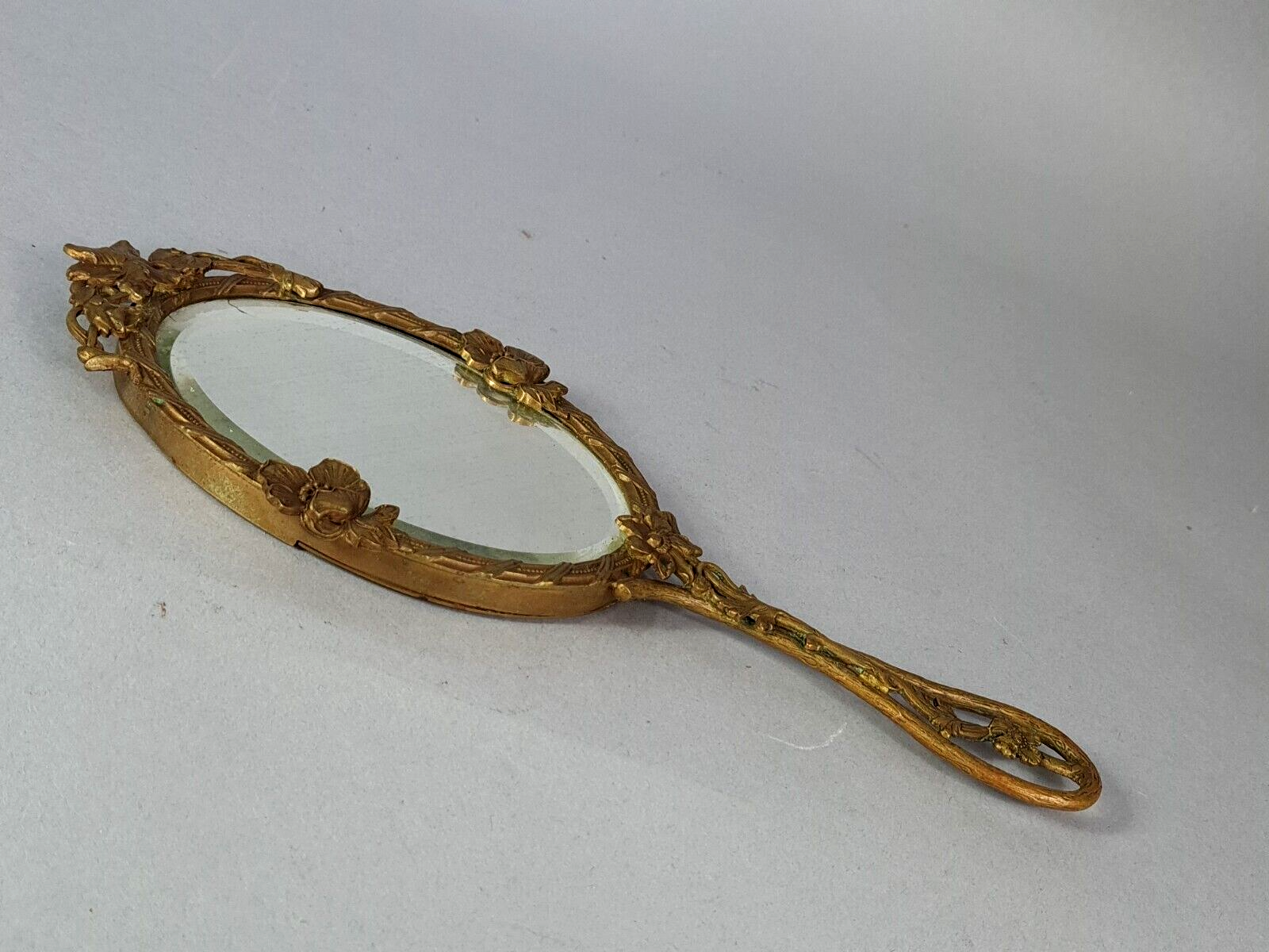 Miroir biseauté face à main ou à suspendre bronze vers 1900 SB152