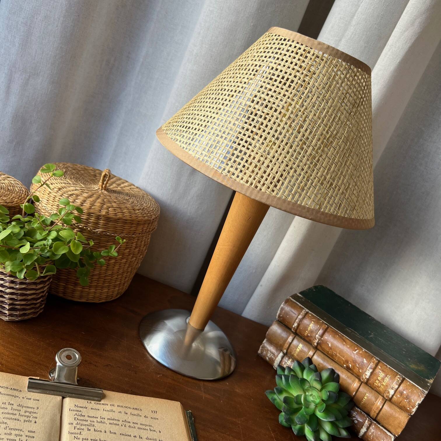 Lampe chrome & bois, abat-jour esprit osier
