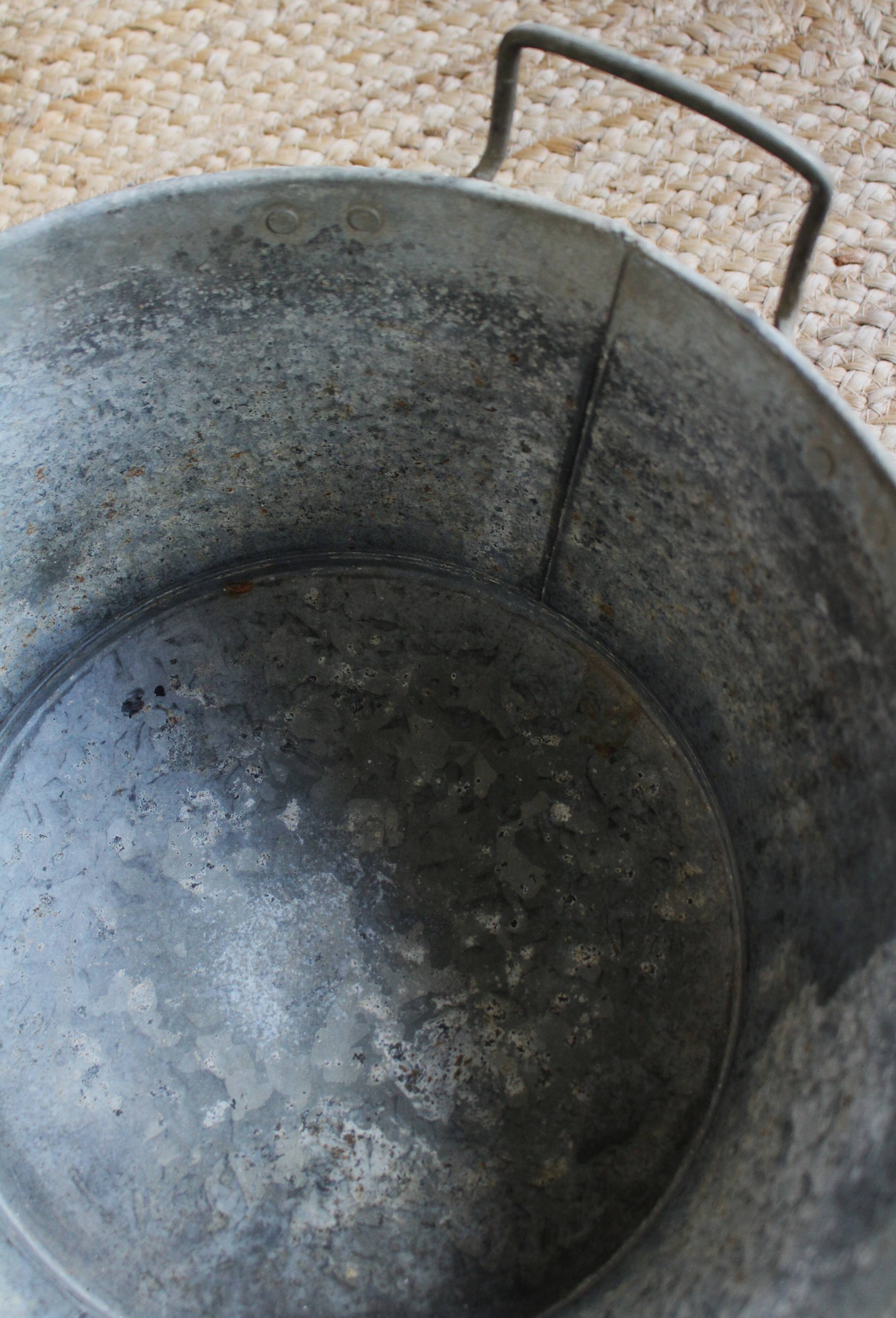 Round zinc basin with two handles vintage garden