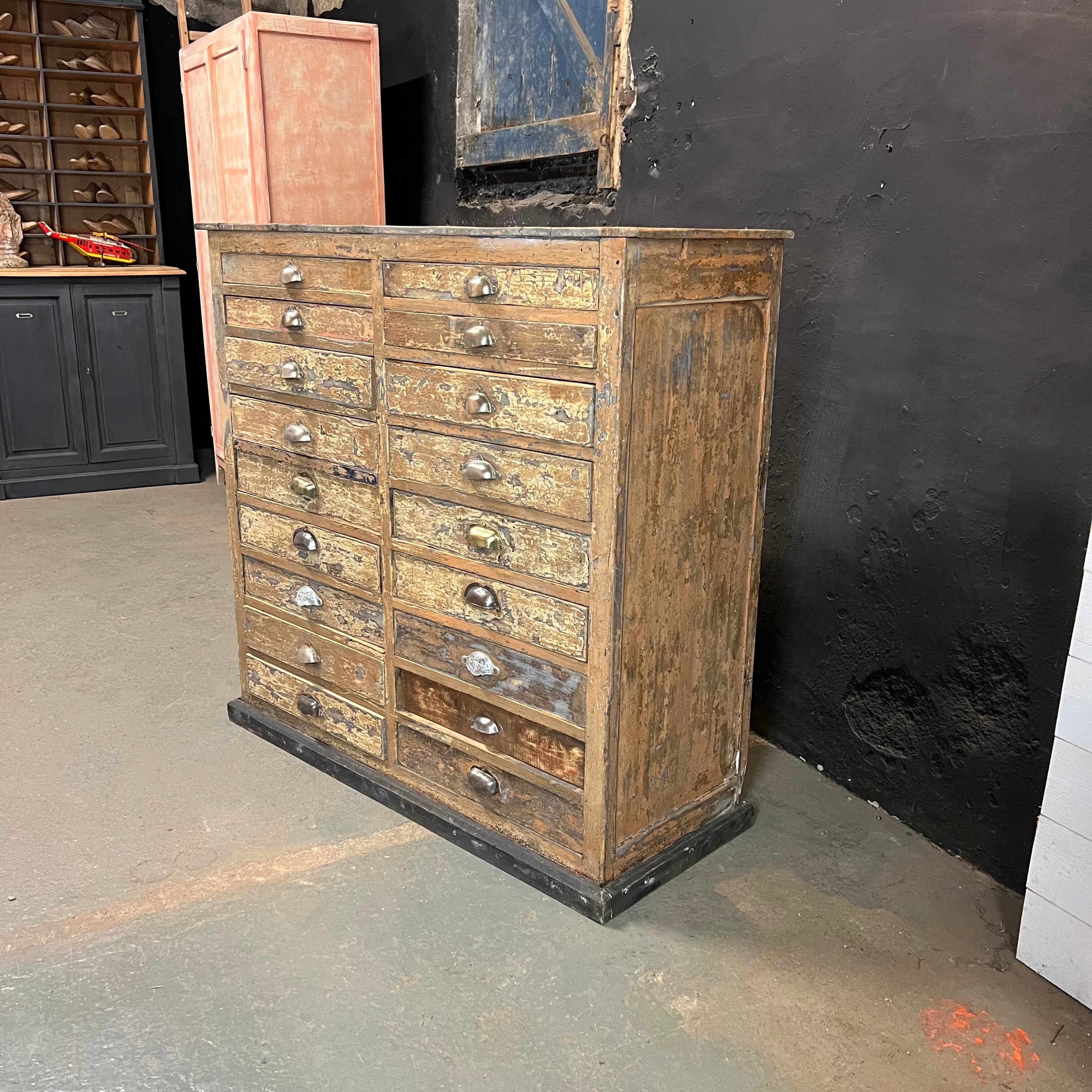 Meuble de métier de peintres à tiroirs