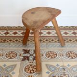 Tabouret tripode ancien en bois – assise demi-lune rustique