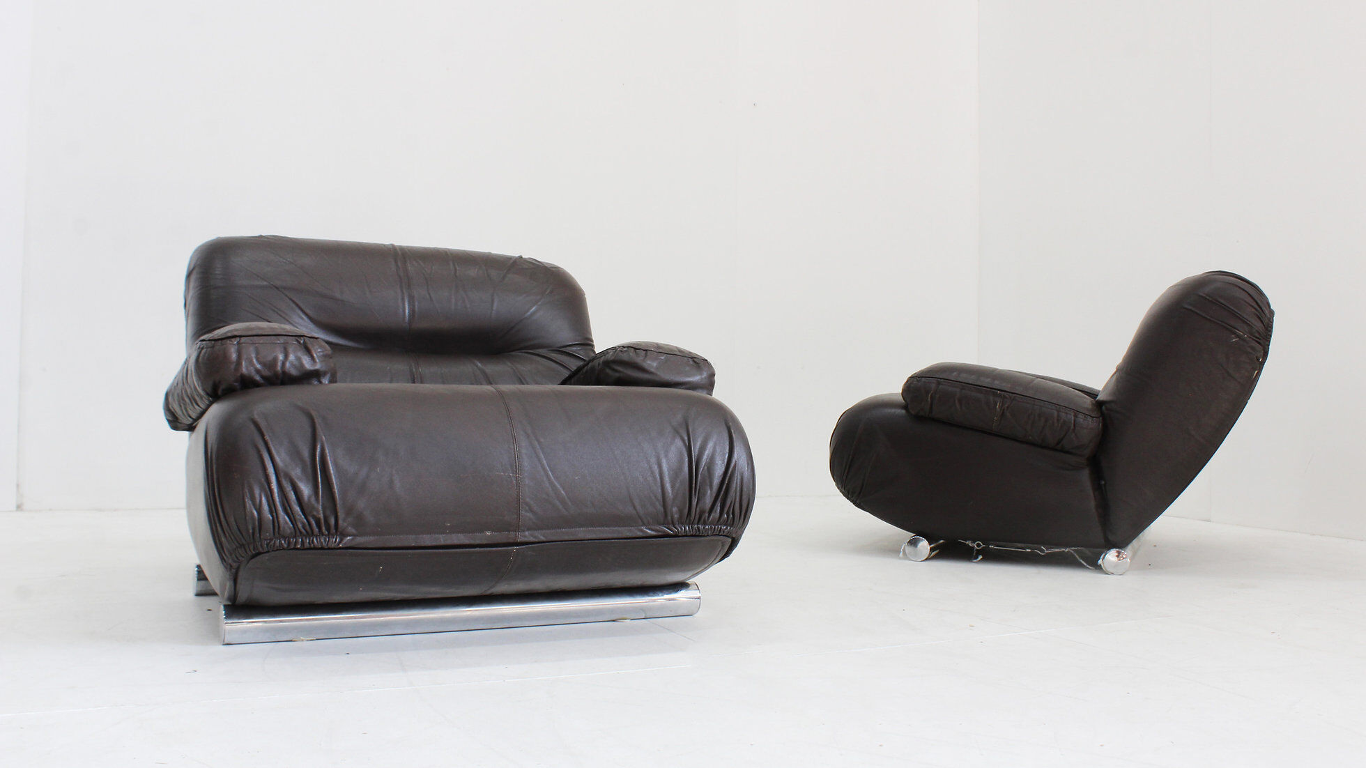 Giuseppe Munari lounge chairs brown leather 1970s, Italy, set of 2