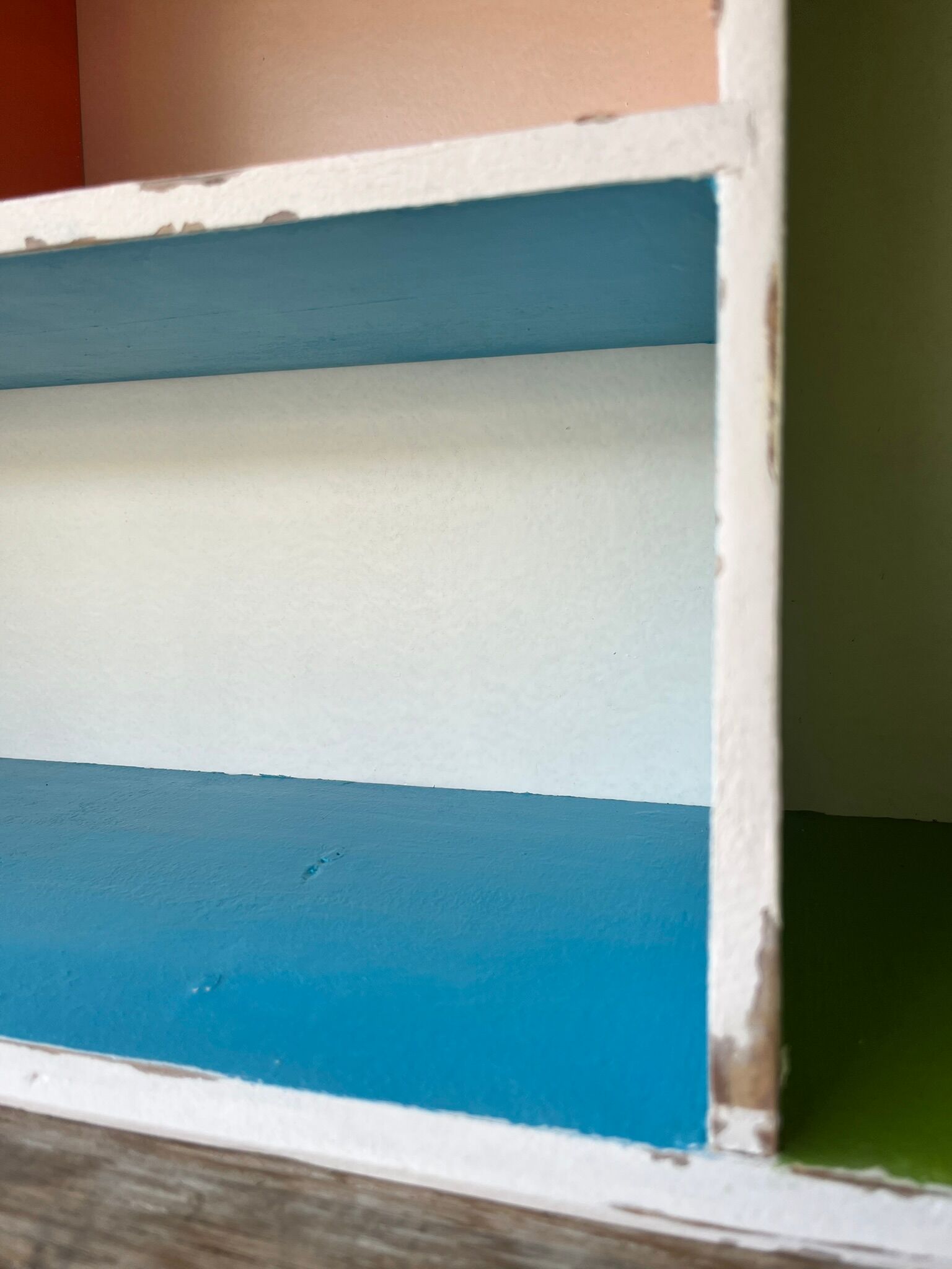 Wall-mounted or free-standing wooden locker shelf