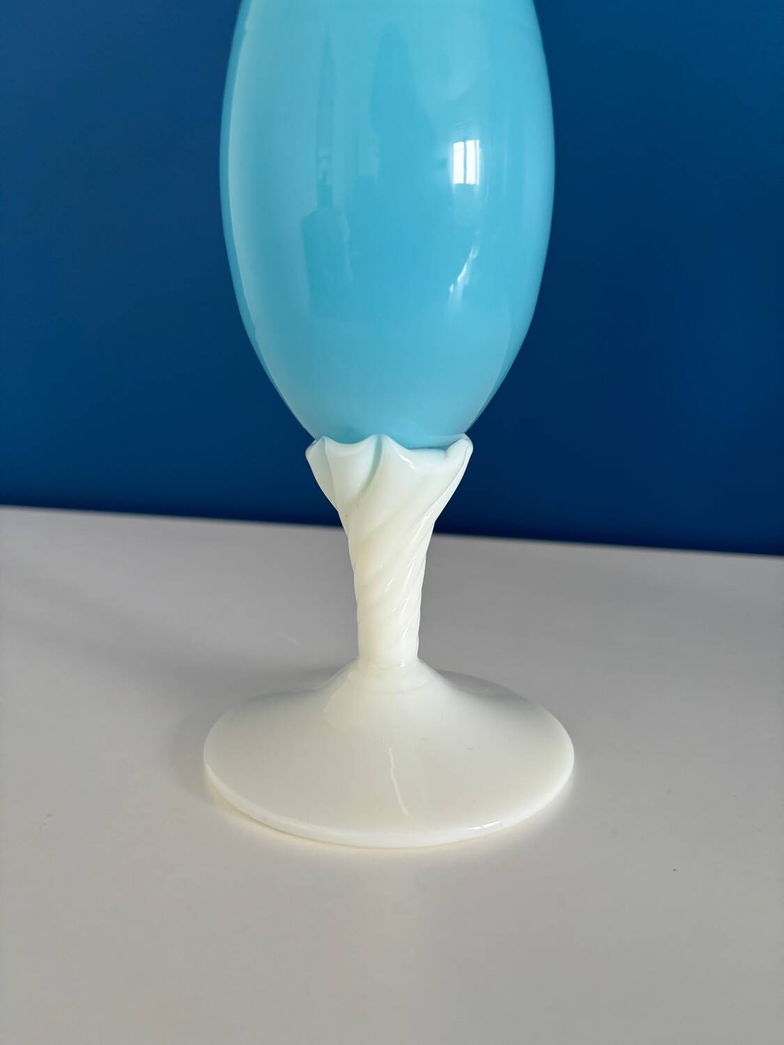 Vase opaline vintage bleu clair