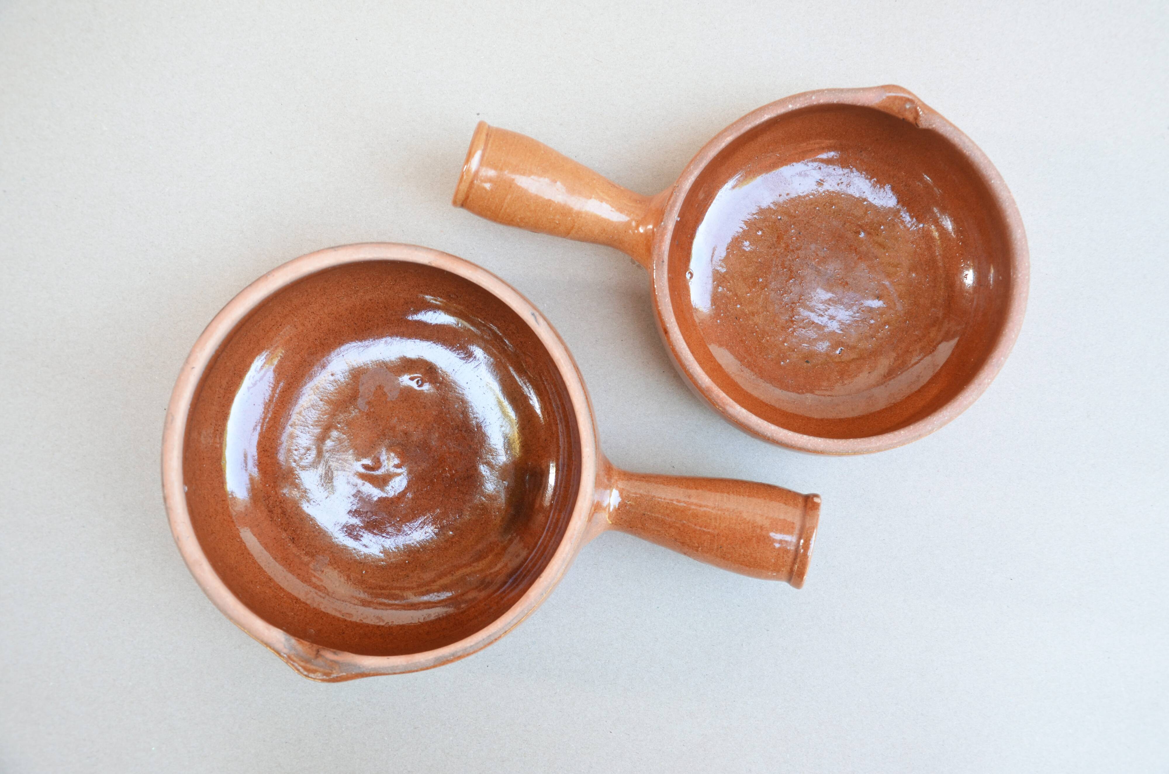 Flat glazed earthenware fondue pot