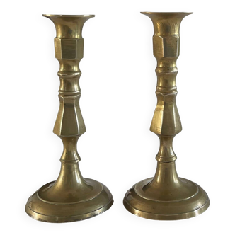 Paire de bougeoirs en laiton
