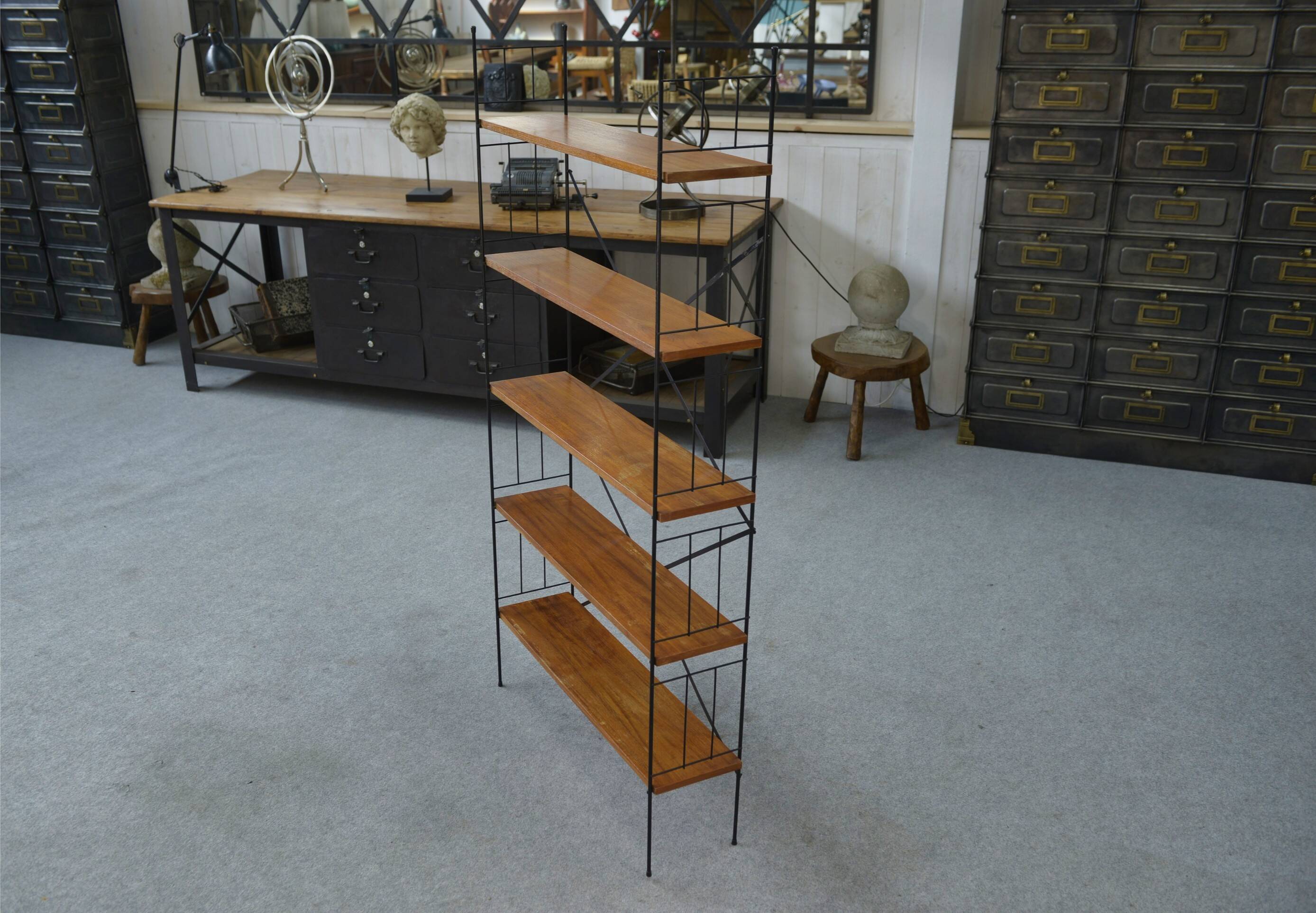 Shelf on legs with 5 teak veneer shelves from 1970.
