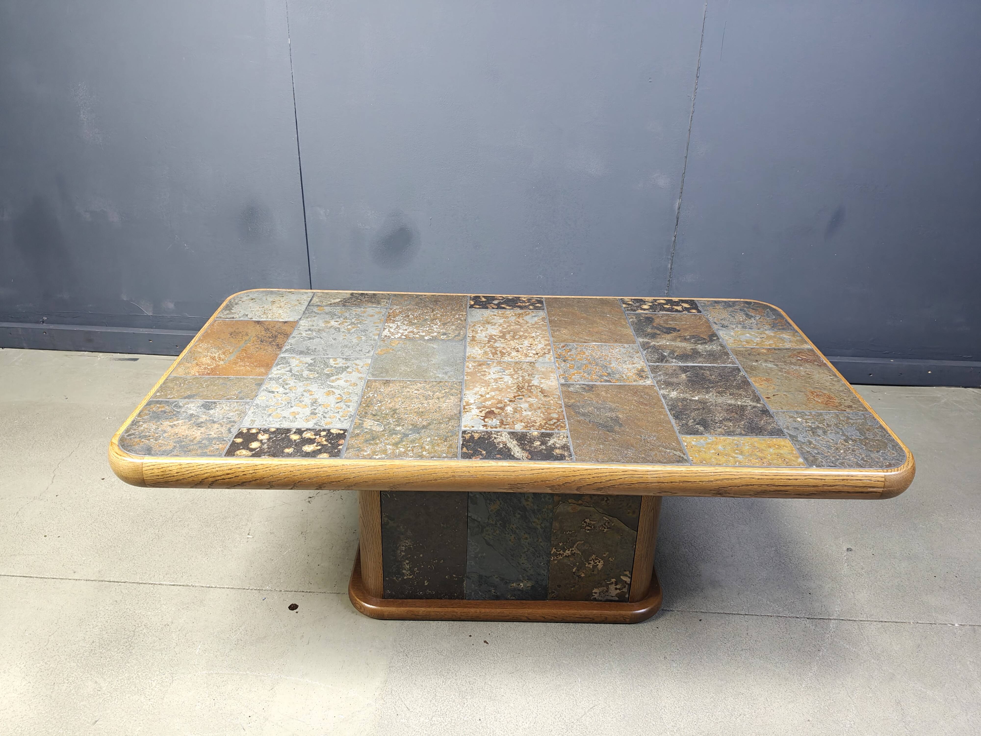 Table basse brutaliste en chêne et pierre, années 1970