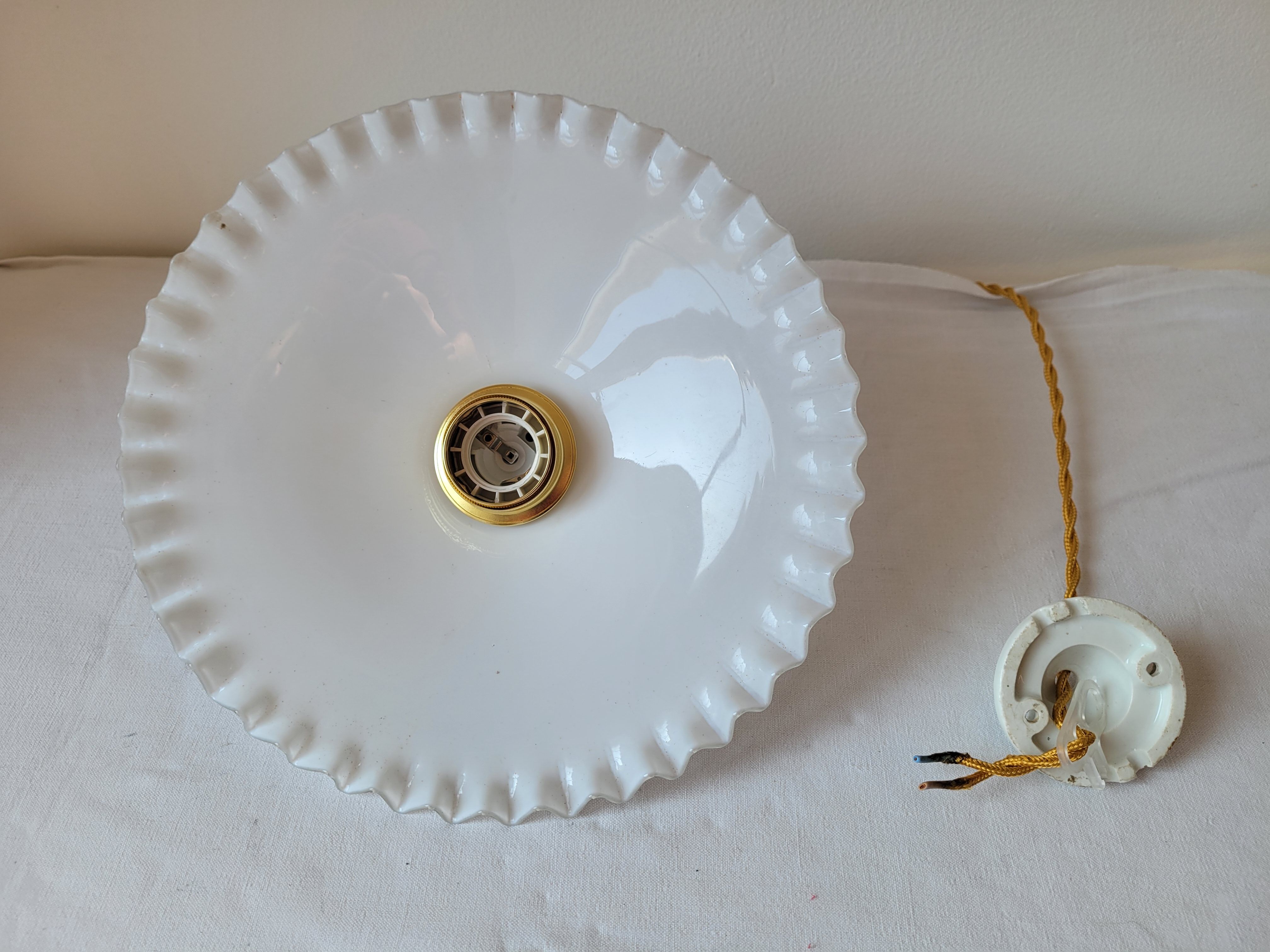 Serrated opaline suspension