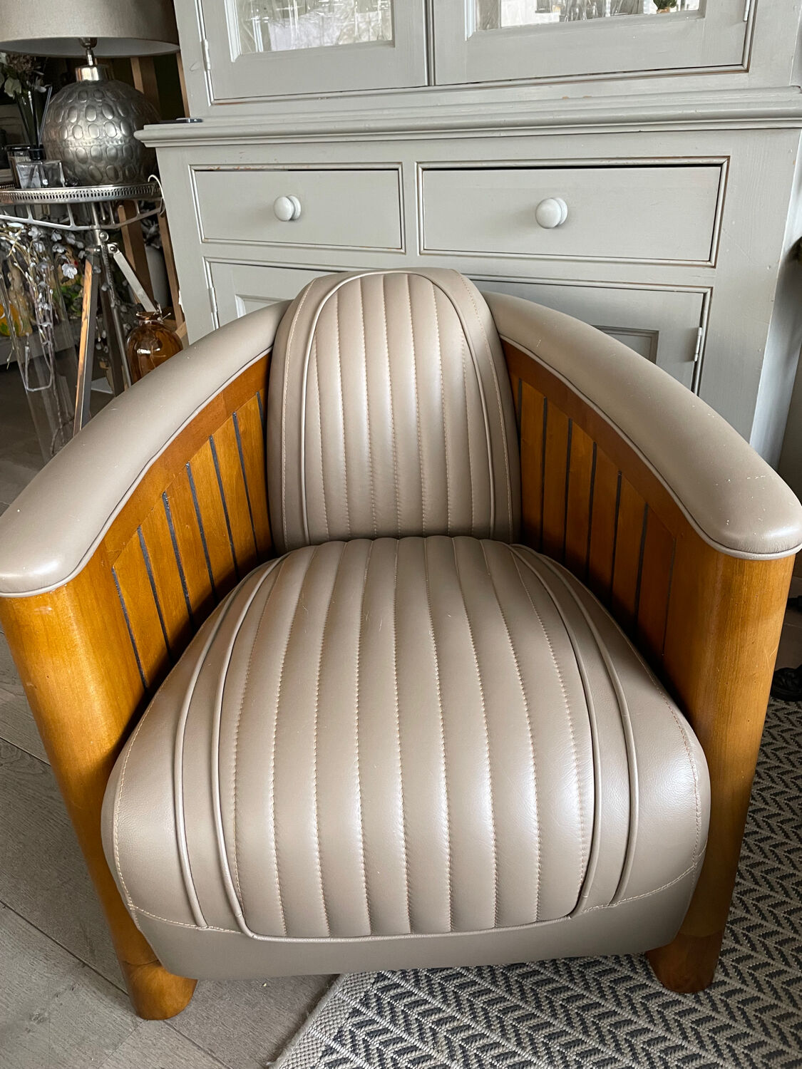 Paire de fauteuils club en cuir et bois