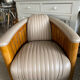 Paire de fauteuils club en cuir et bois