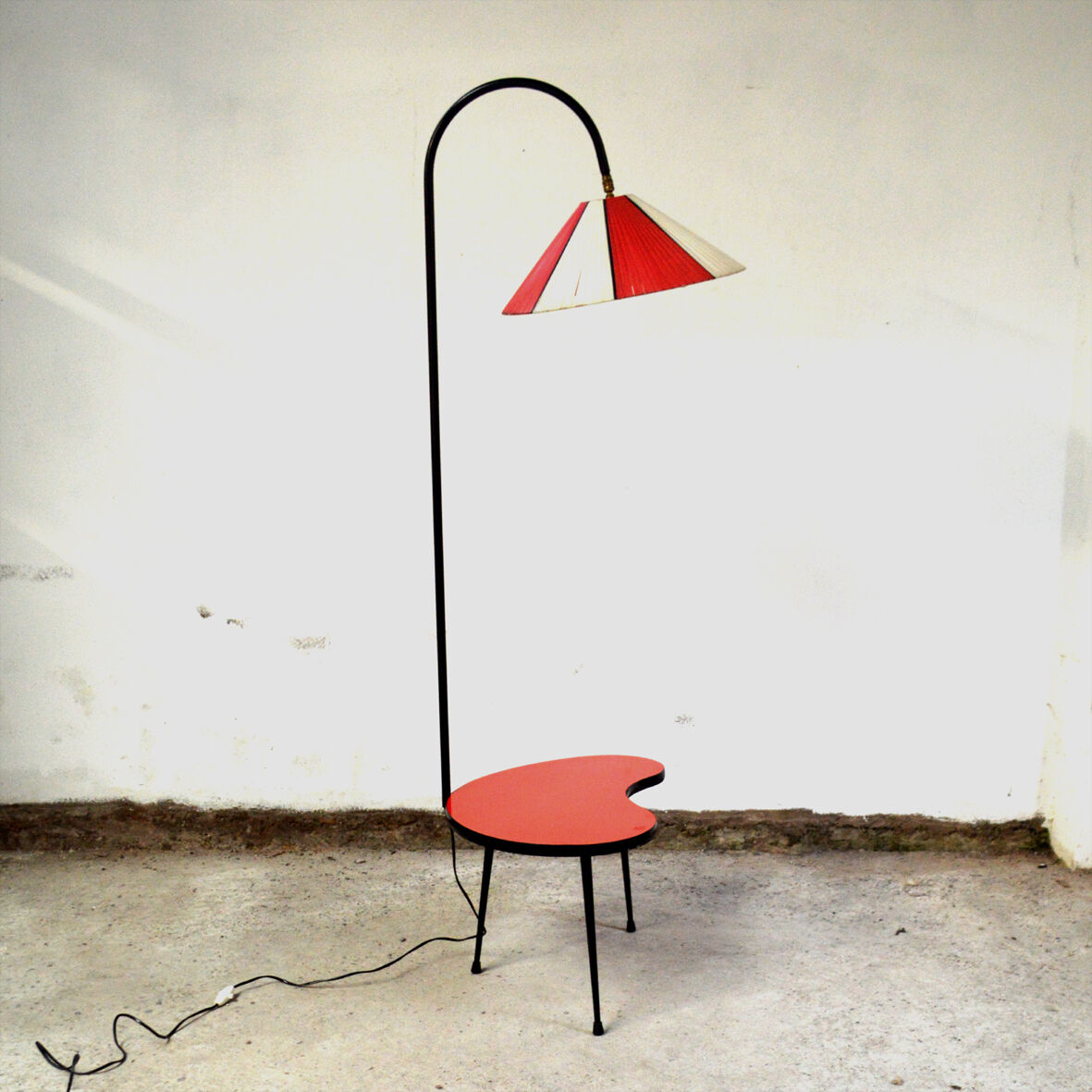 Tripod floor lamp with Tablet