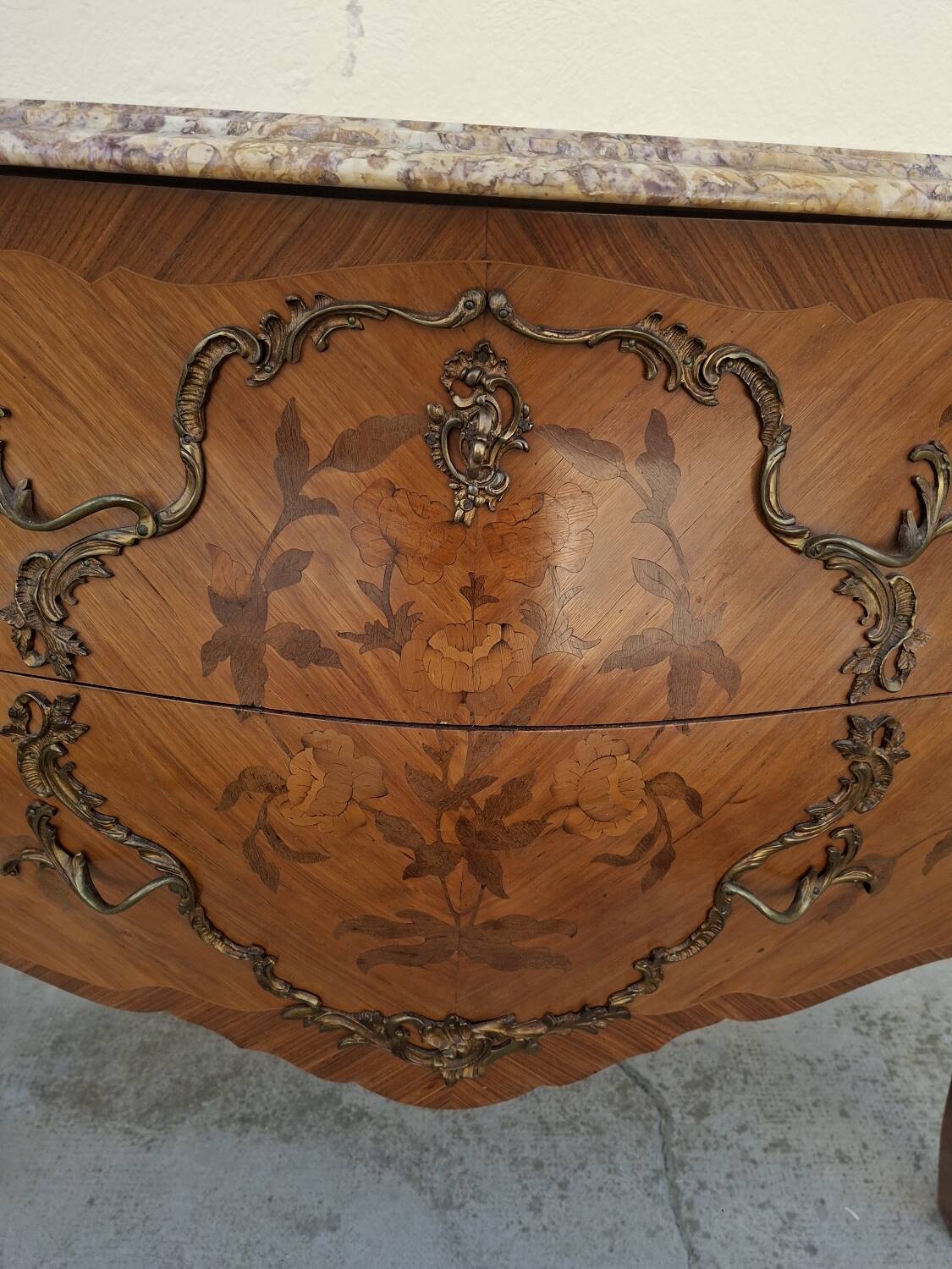 Commode style Louis XV en marqueterie et bois de rose