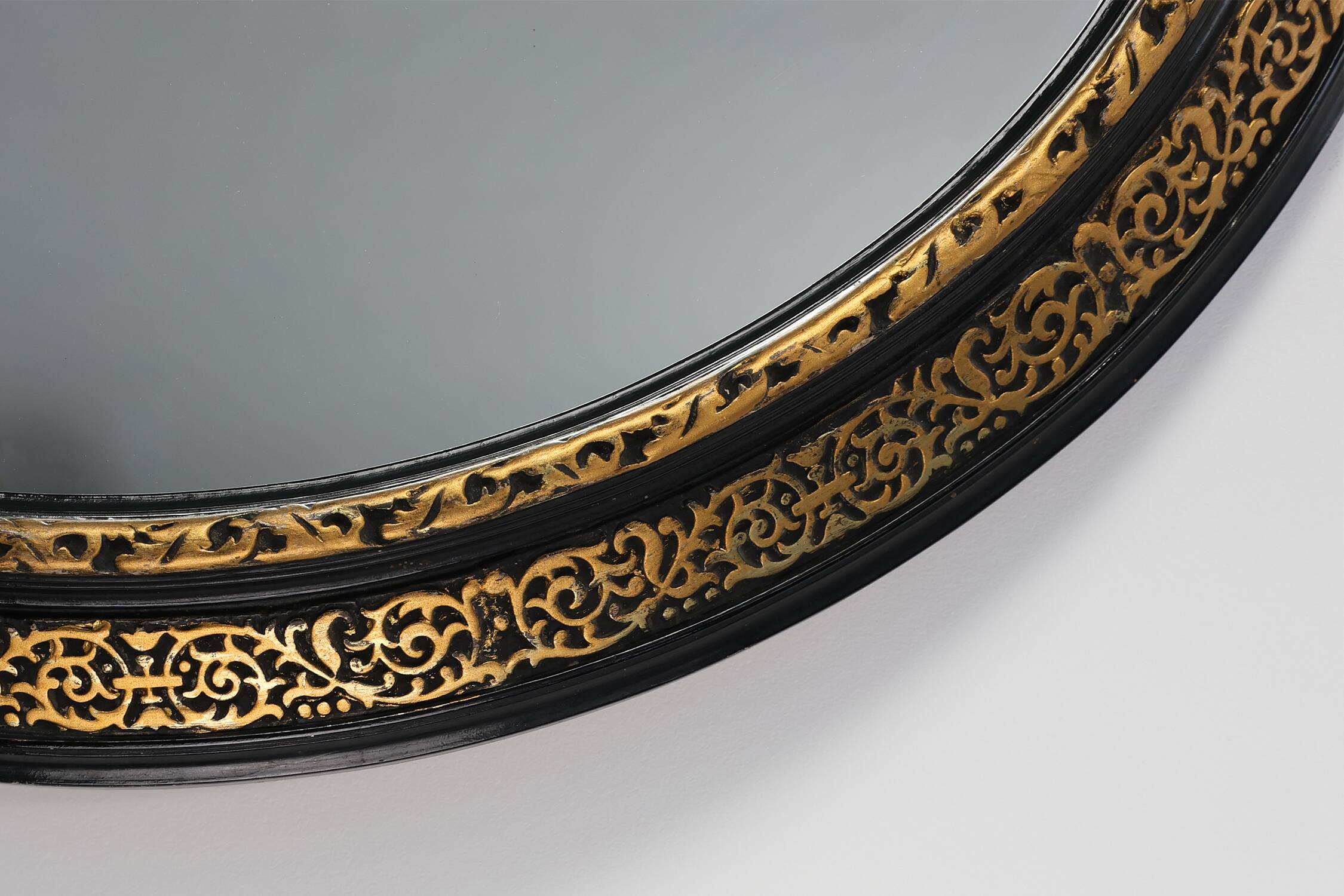 Miroir ovale néoclassique français en noir et or, 20e siècle