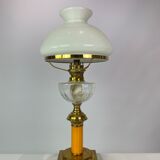 Lampe à pétrole en laiton avec abat-jour en verre opalin blanc et tige en verre orange, années 1860