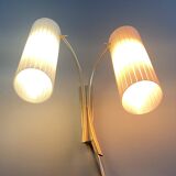 Applique murale en laiton avec abat-jour en verre rose et bleu, années 1960