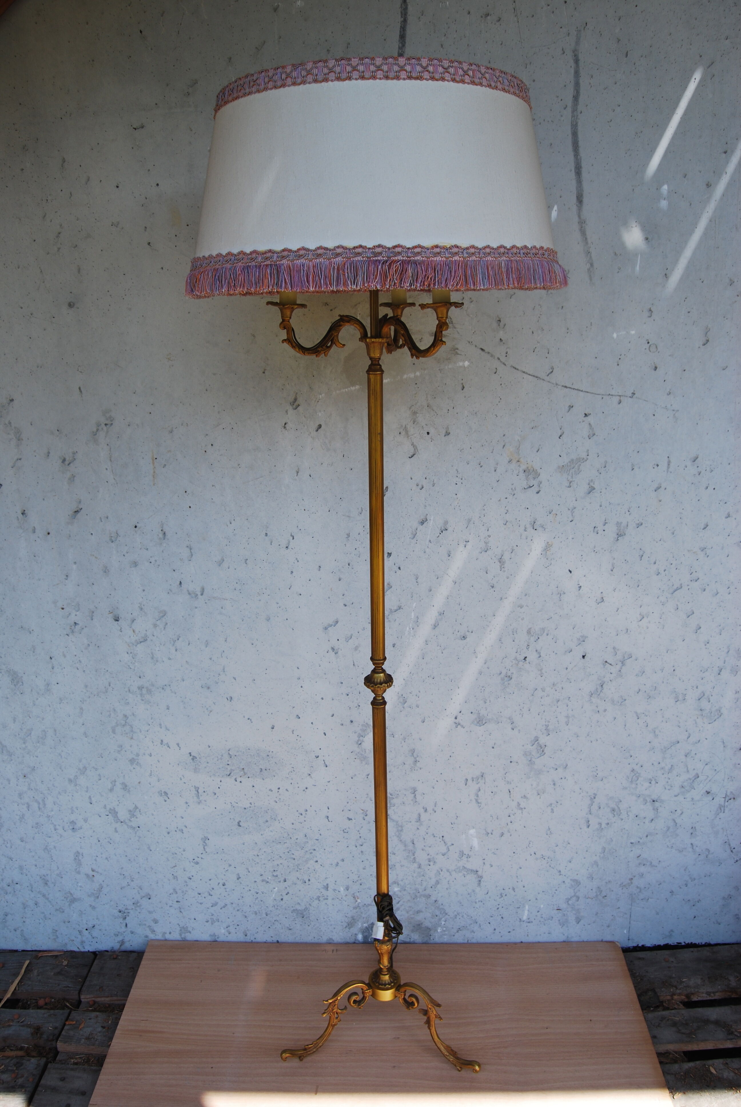 Lampadaire tripode trois bras de lumières en bronze de style Louis XV