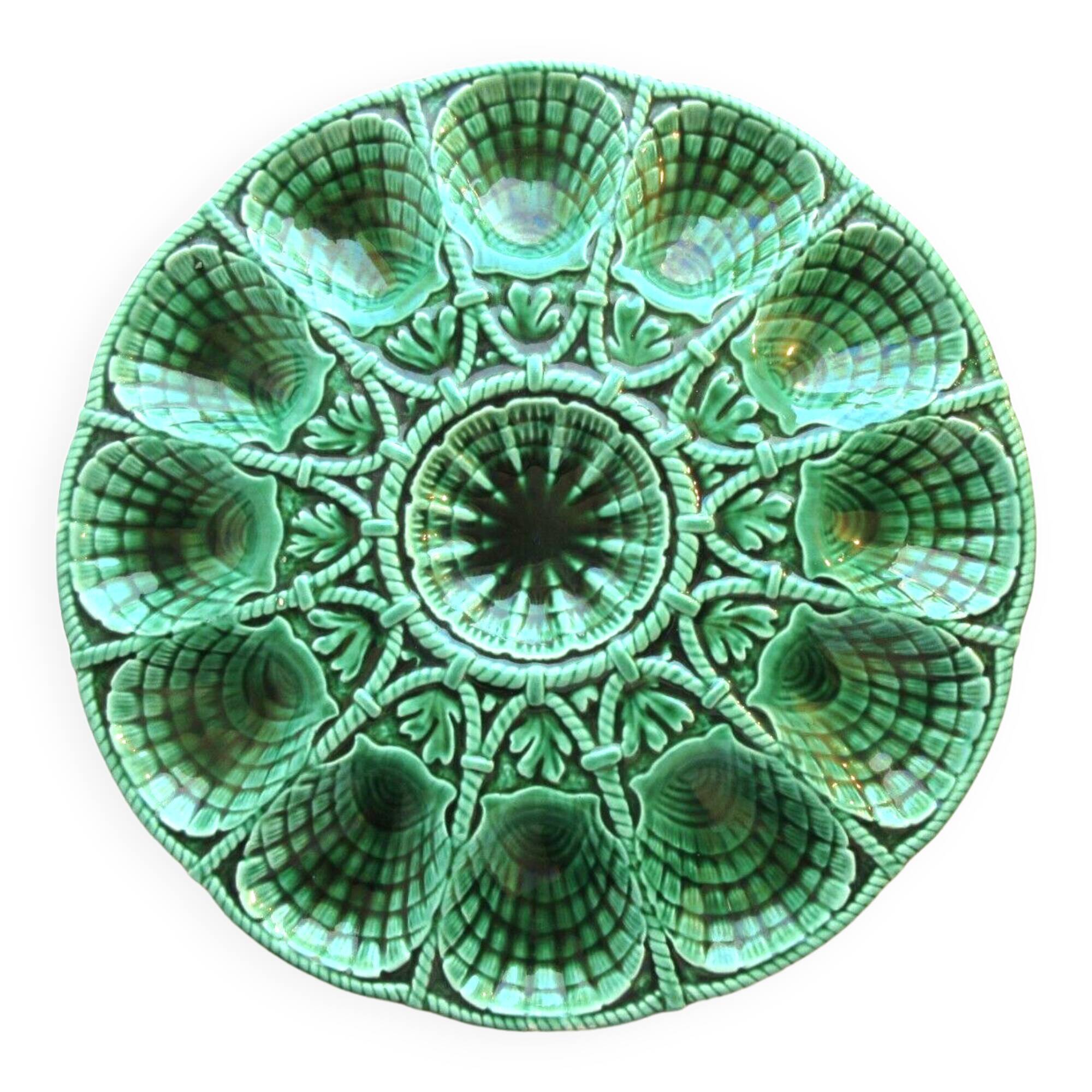 Art Deco oyster dish in green slip signed Sarreguemines DV, 12 oysters