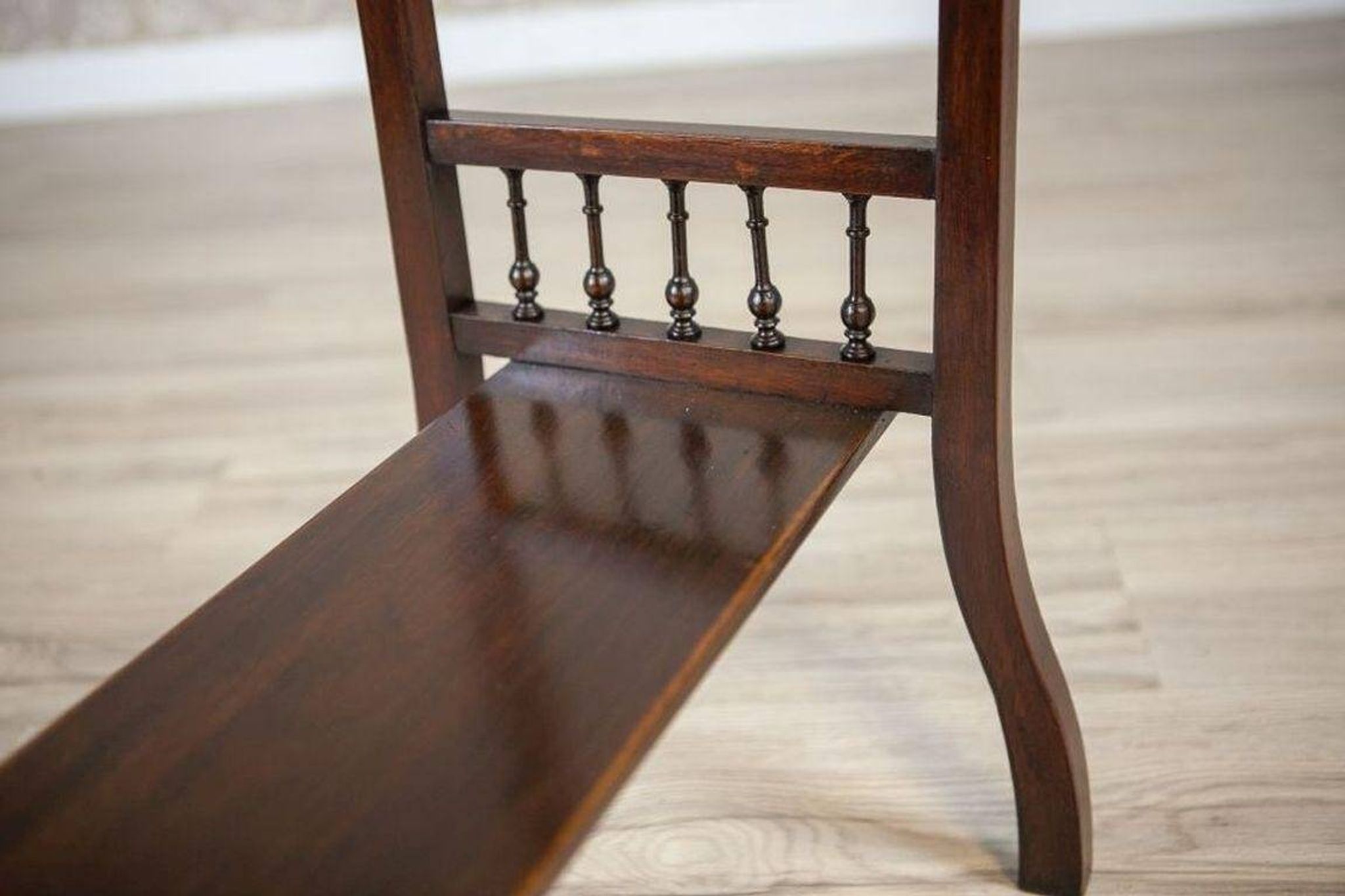 Table d'appoint en palissandre des années 20, en shellac, années 1950.