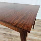 Extendable table in laminate