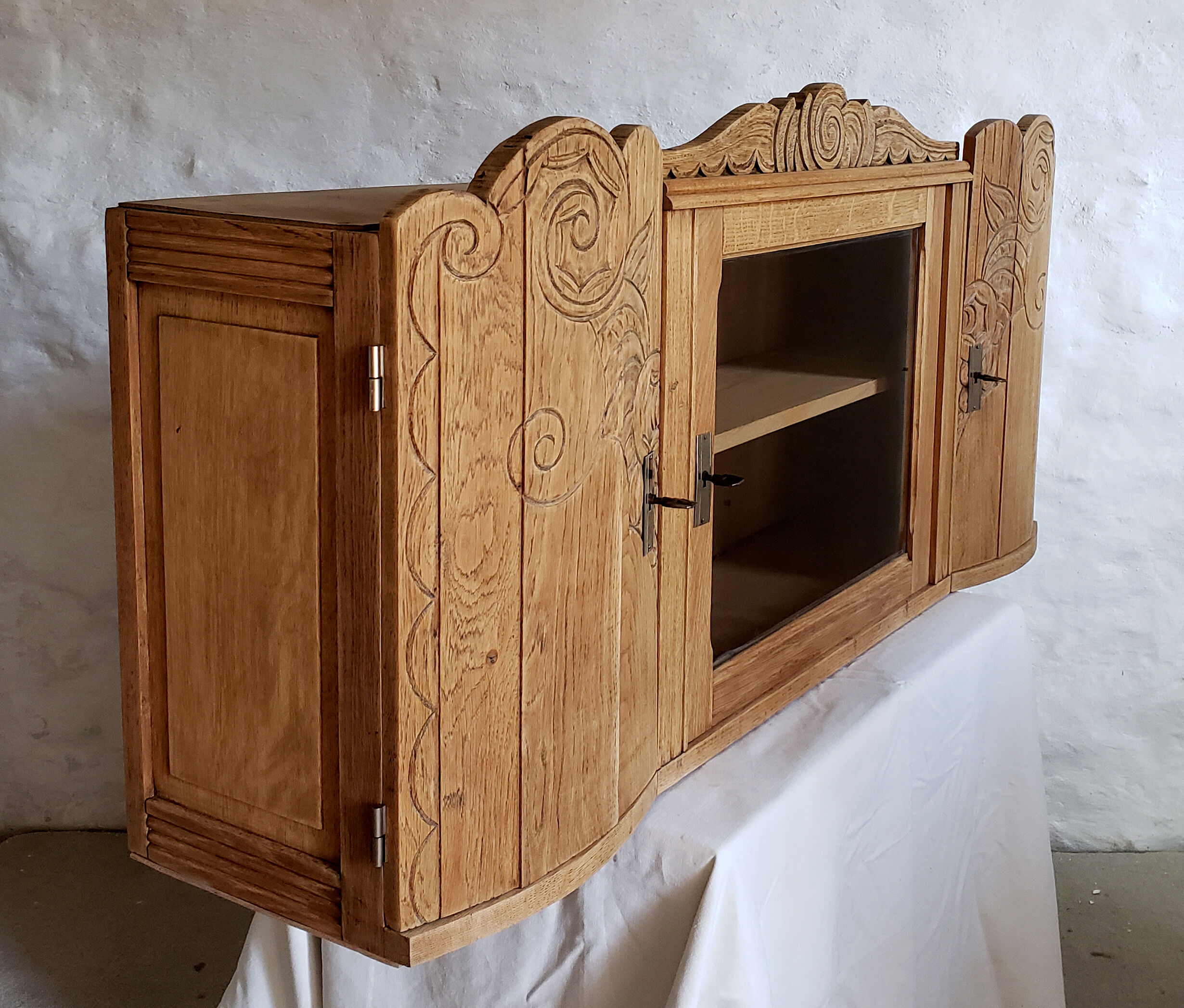 Art-deco wall showcase in raw oak