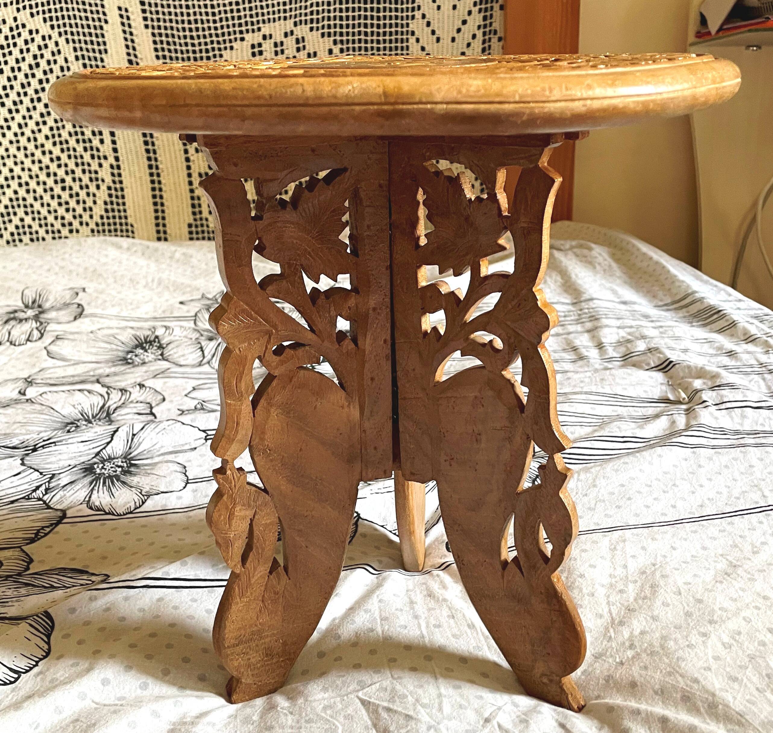 Petite table d’appoint ancienne – bois sculpté et marqueterie