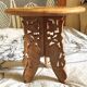 Petite table d’appoint ancienne – bois sculpté et marqueterie