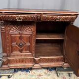 Commode de style Renaissance. Chêne sculpté.