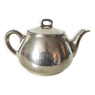 théière vintage recouverte de métal argenté