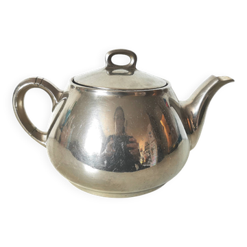 théière vintage recouverte de métal argenté