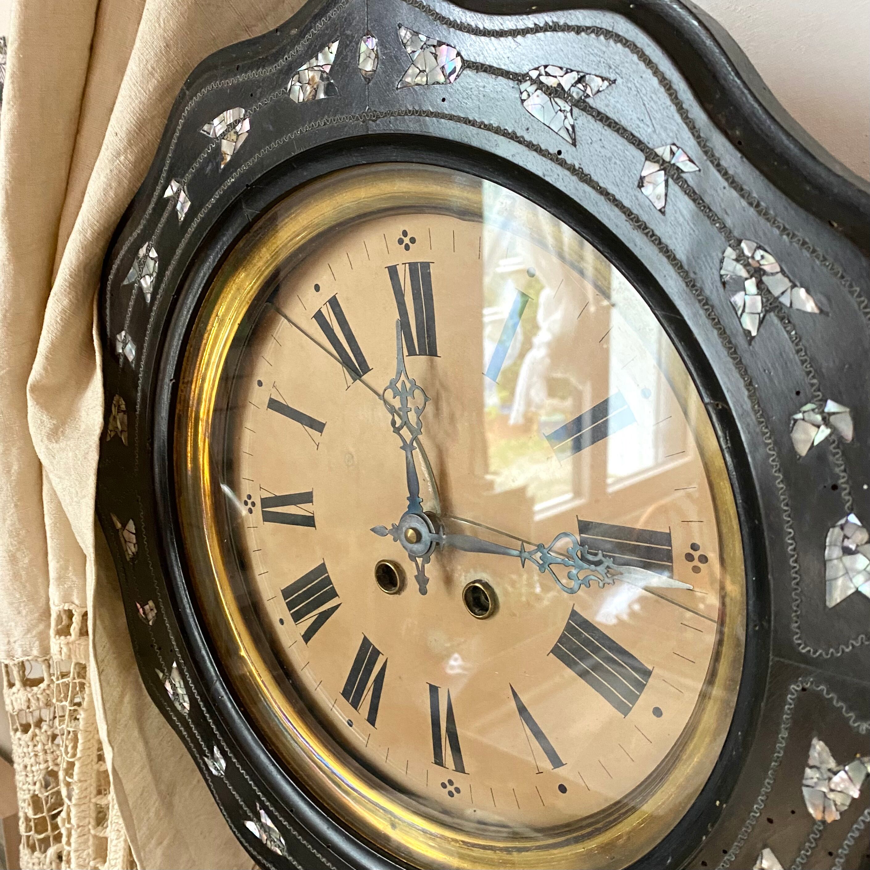Horloge ancienne œil de bœuf bois et nacre