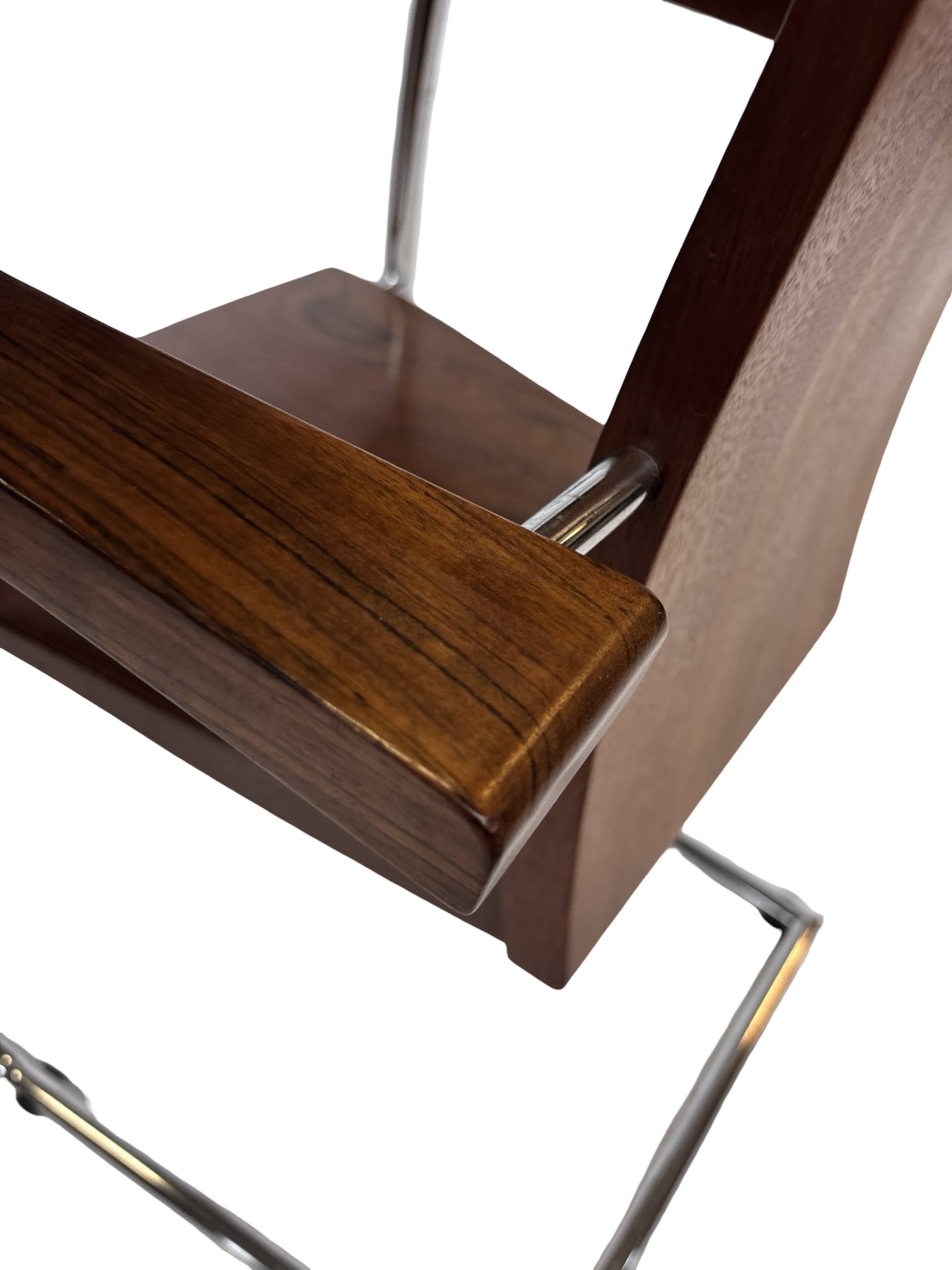 Ensemble vintage de quatre chaises design en hêtre massif chrome