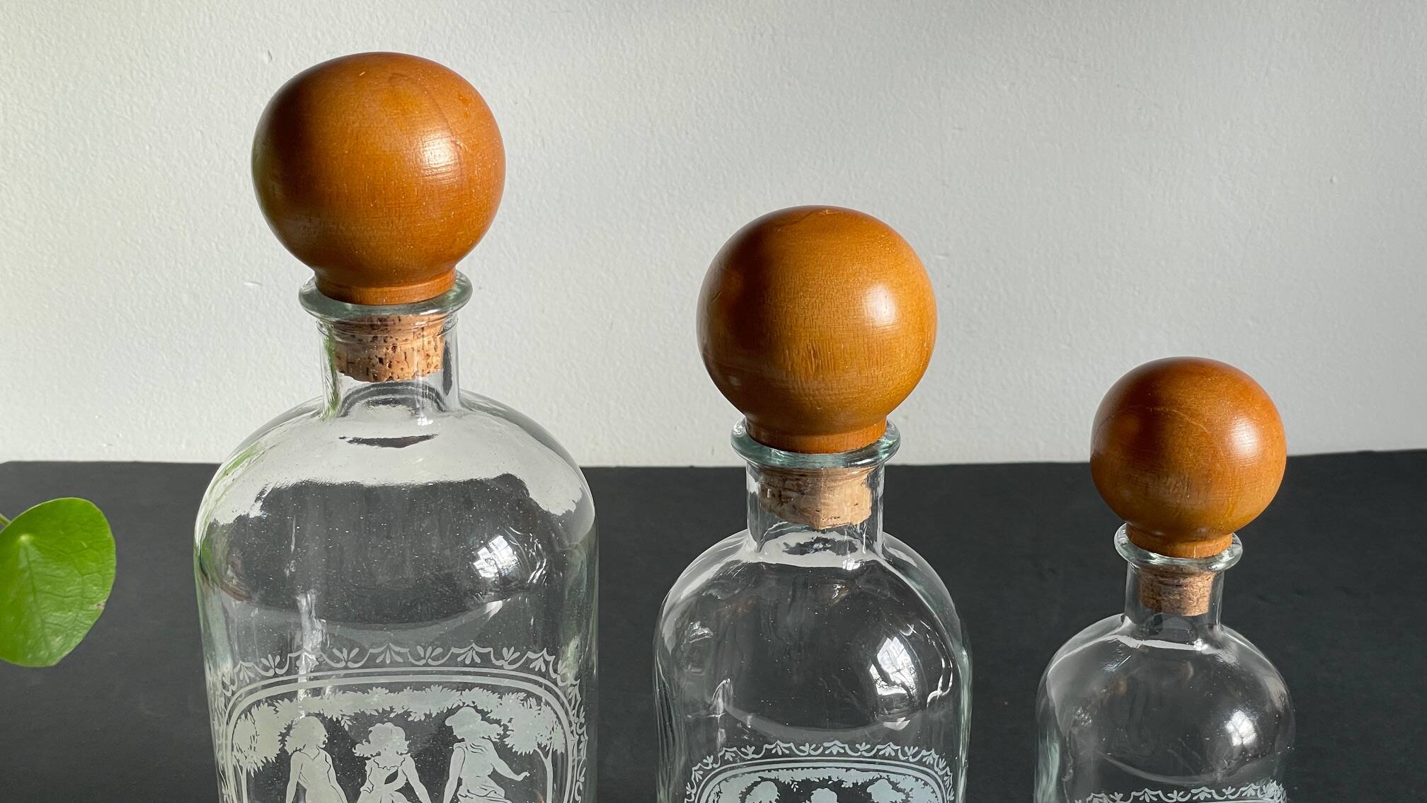 BOUTEILLES Verre Gravé et Bois VINTAGE