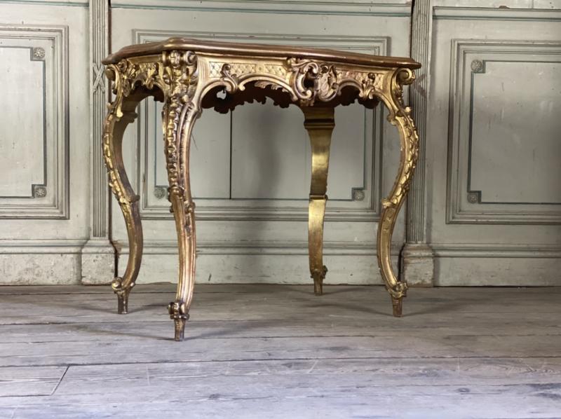 Table en bois sculpté et doré de style Louis XV vers 1880