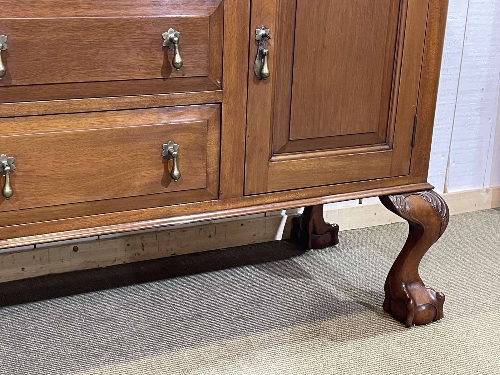 English enfilade from the early 20th century in mahogany.