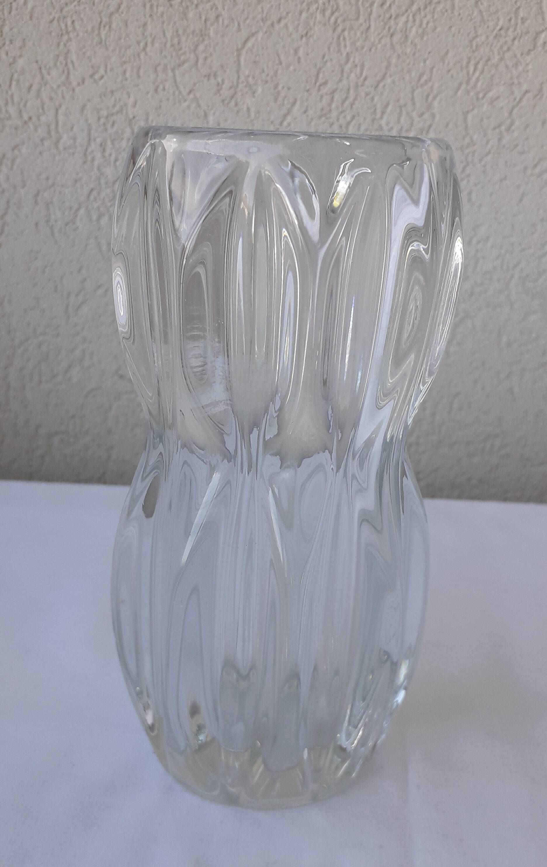 Vase en verre pressé