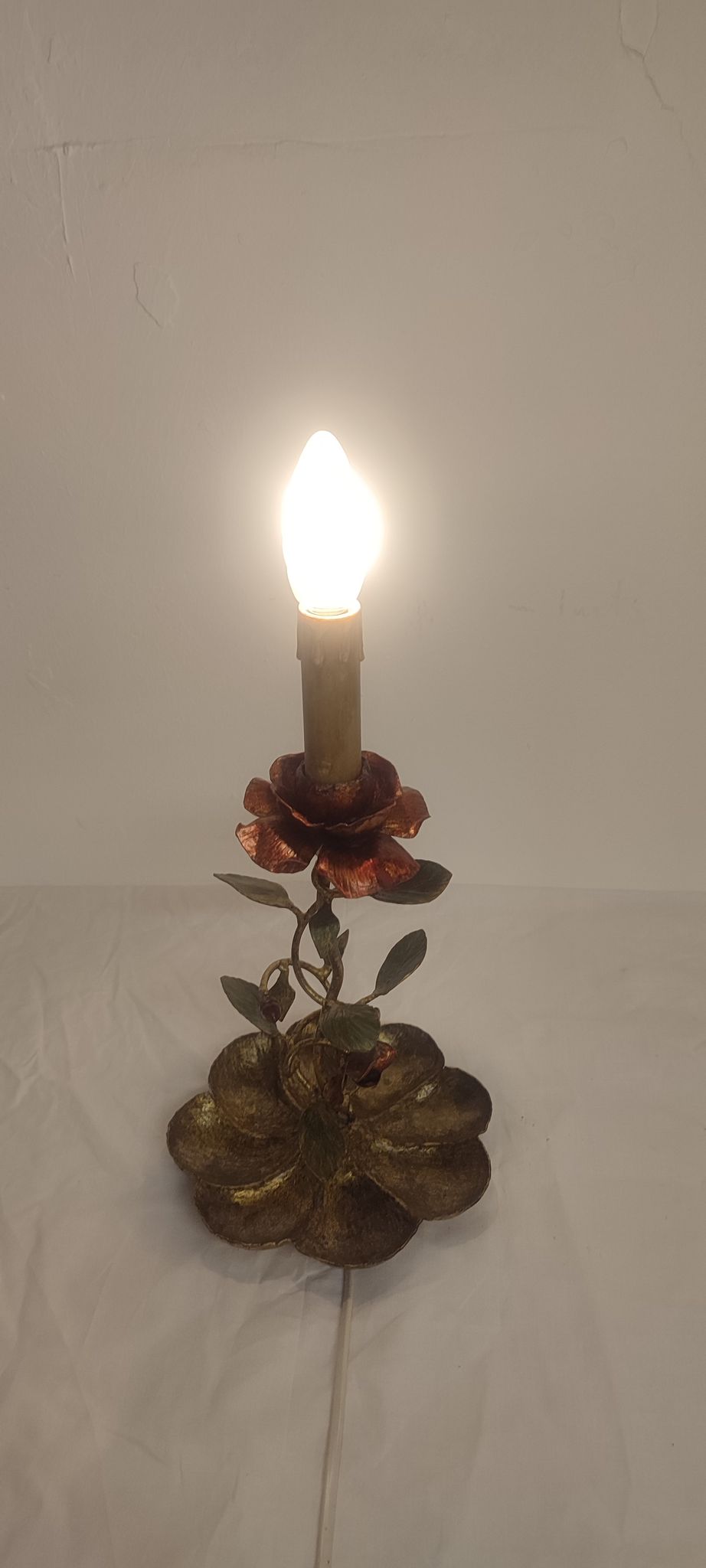 Wrought iron table lamp and gold leaf. France, 1950